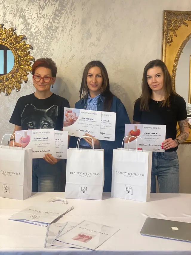Trzy absolwentki szkolenia z certyfikatami i torbami upominkowymi