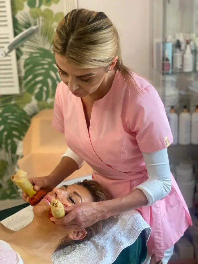 Ajurwedyjski masaż twarzy jedwabnymi stemplami w KM Studio