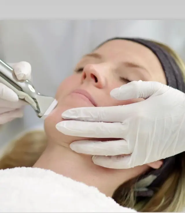 Peeling kawitacyjny – oczyszczanie skóry twarzy szpatułką ultradźwiękową