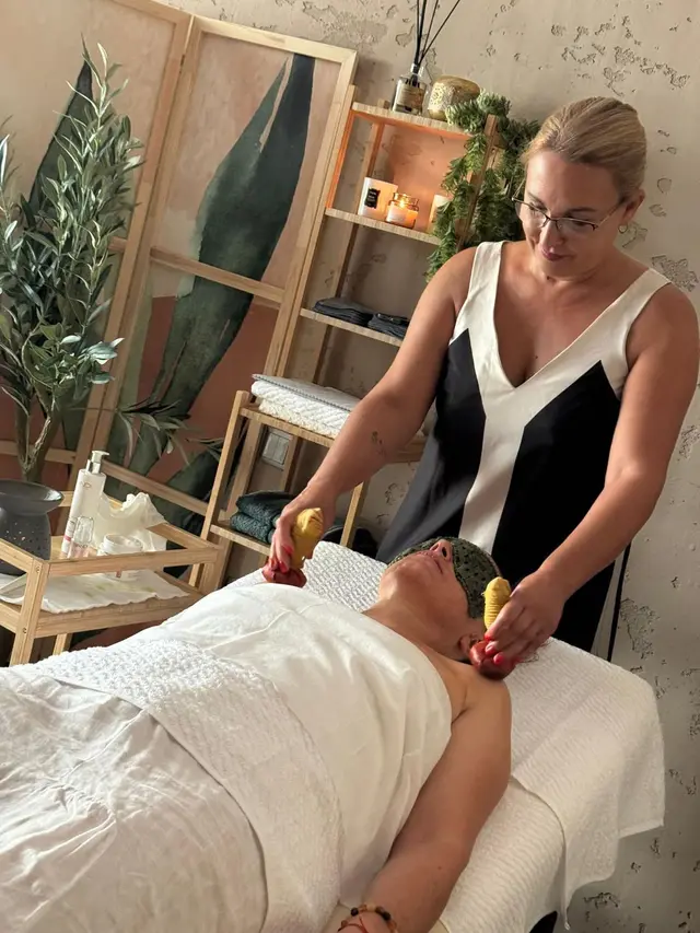 Rytuał ajurwedyjski na twarz i dekolt – masaż stemplami przy nałożonej masce
