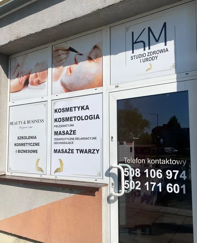 Witryna i wejście do salonu KM Studio zdrowia i urody w Gliwicach