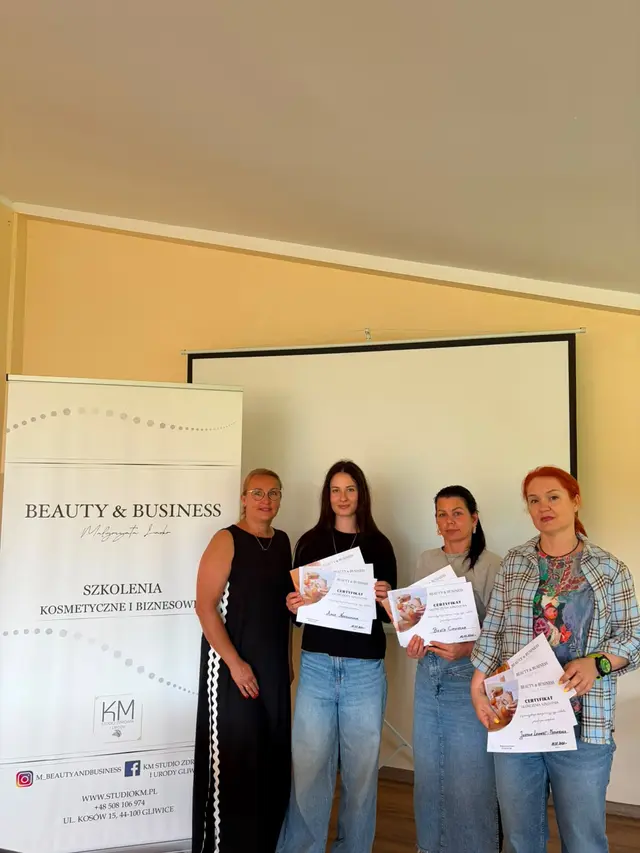 Zakończenie szkolenia – uczestniczki z certyfikatami Beauty & Business